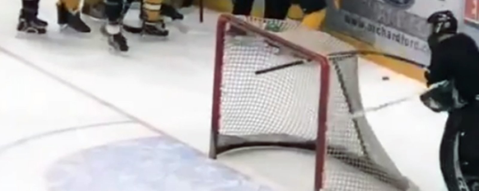 Beer league goalie ruthlessly breaks opponents' stick during line brawl
