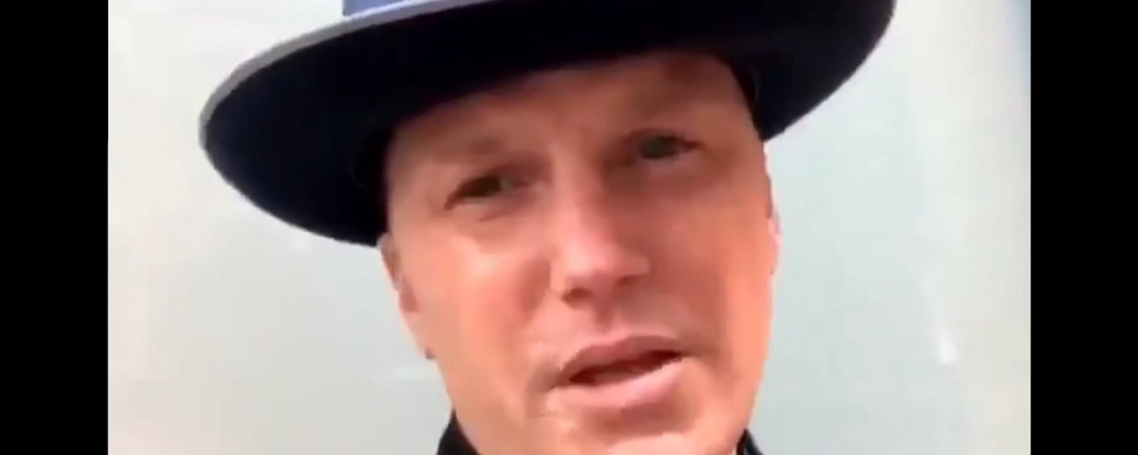 Sean Avery returns and destroys Islander fans.
