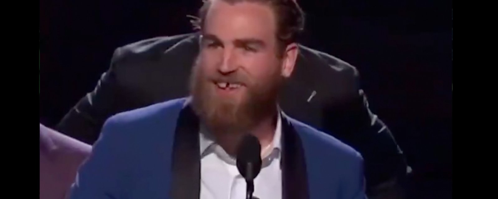 Ryan O’Reilly removes his teeth before accepting award at the ESPY’s last night