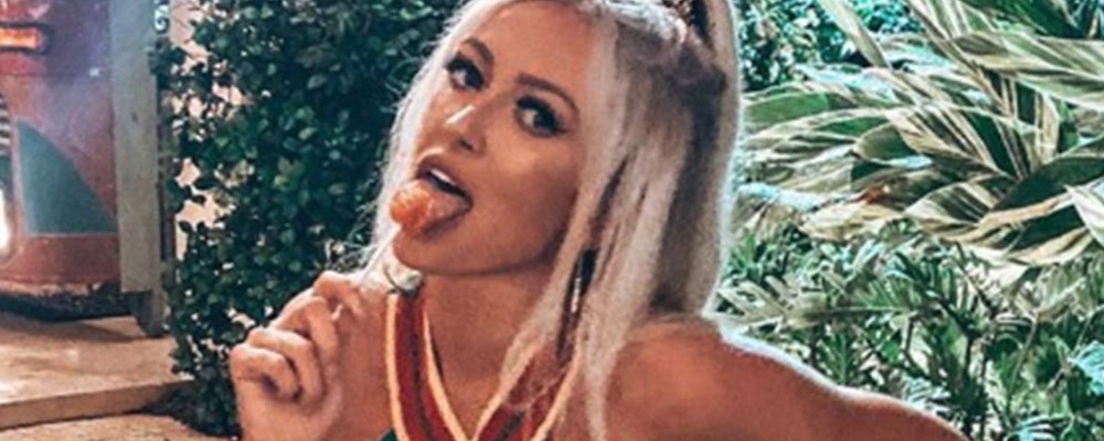 Paulina Gretzky’s smoking hot cheerleader Halloween costume