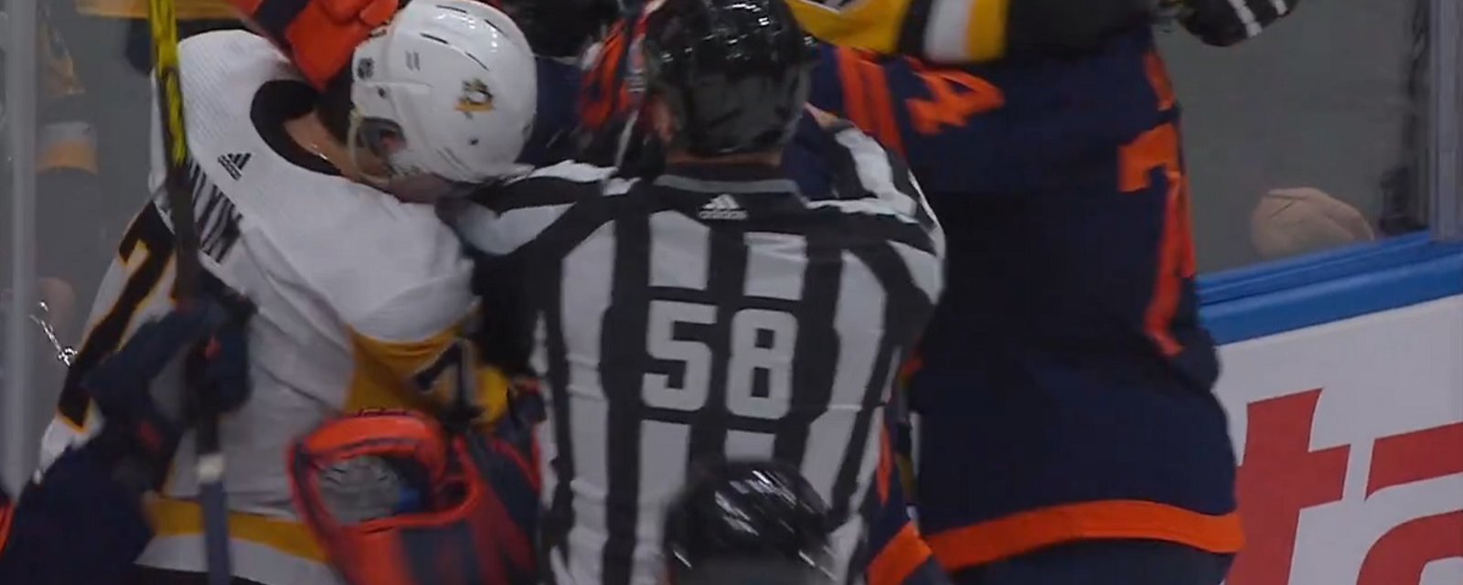 Mike Smith goes after Evgeni Malkin in the final minute of the game.