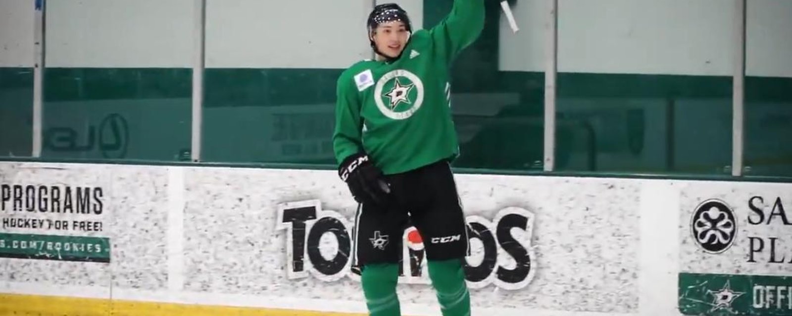 Jason Robertson scores possibly the most ridiculous shootout goal of all time.