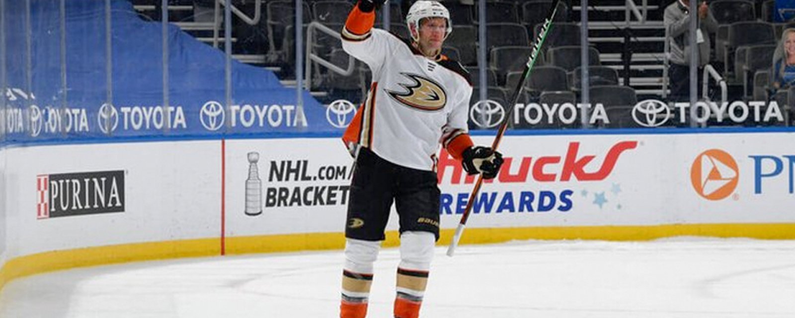 A tearful David Backes gets a standing ovation during his final game in St. Louis 