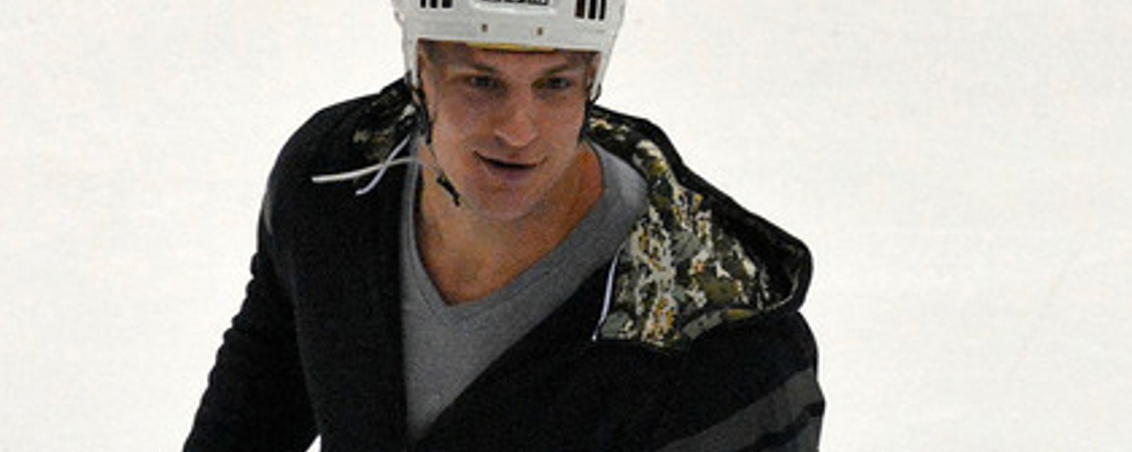 Rob Gronkowski practices as NHL goalie! 