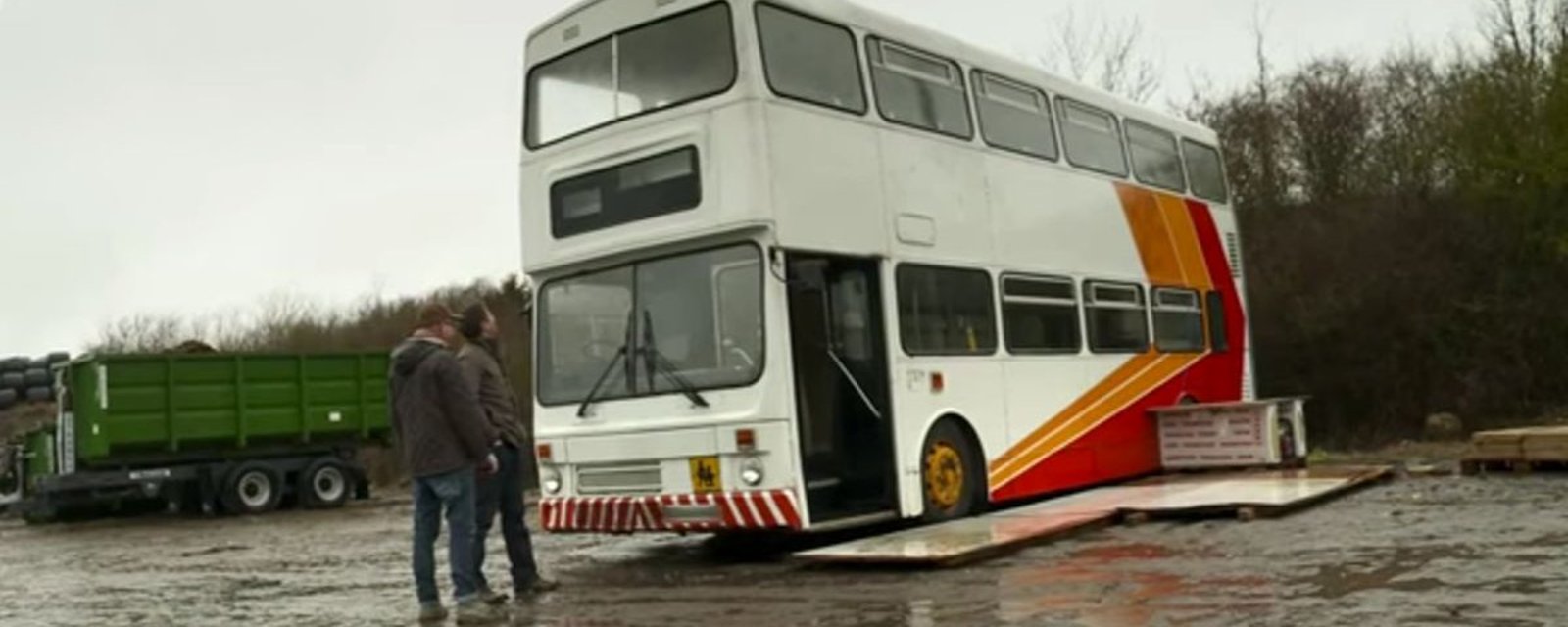 Ce papa célibataire transforme un vieux bus en maisonnette tout confort pour sa fille et lui