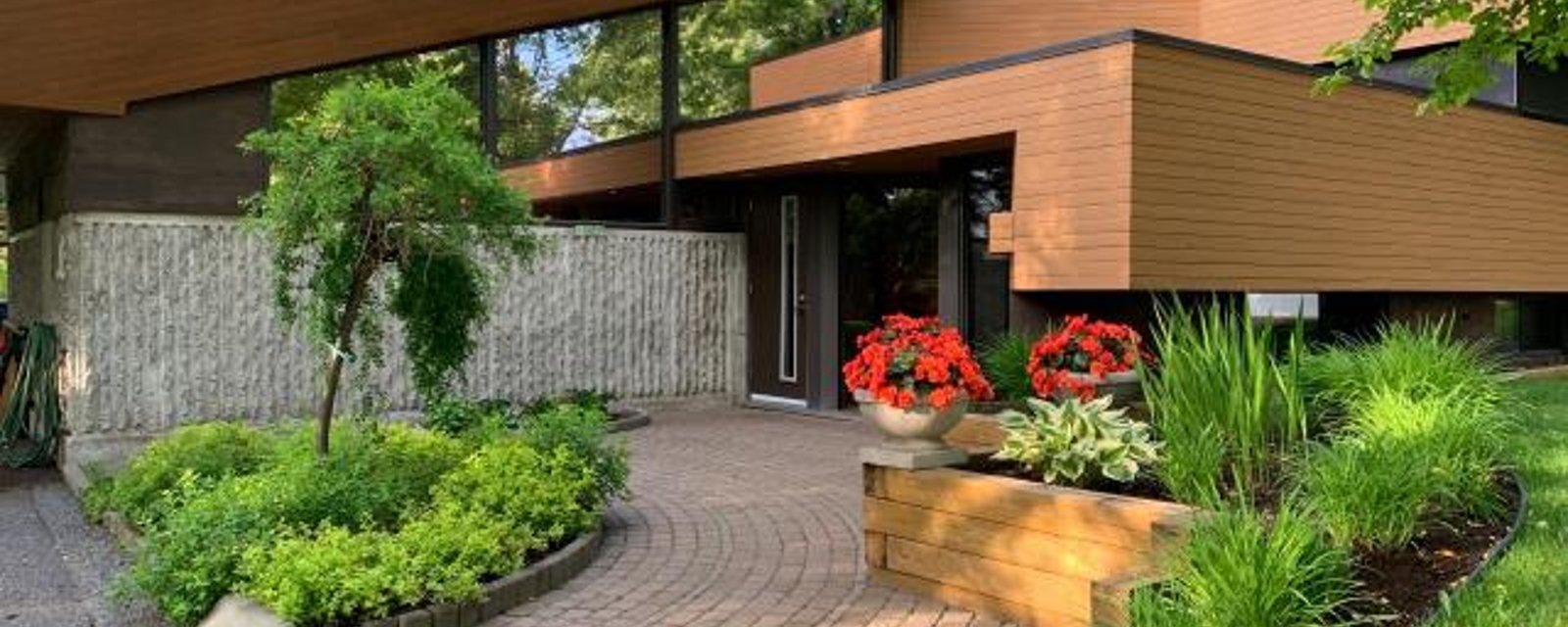 Unique en son genre au Québec : impressionnante maison d'architecte sur un terrain boisé à Jonquière