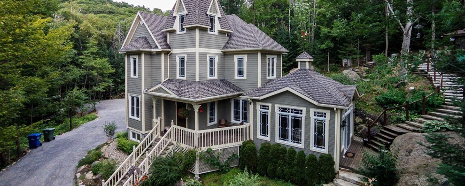 Exceptionnelle maison à flanc de montagne dans les Laurentides