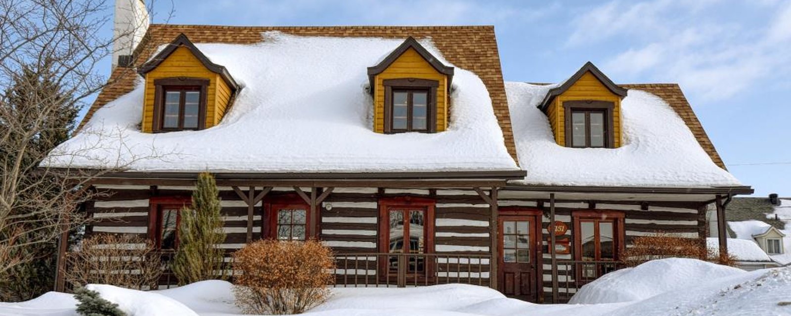 Avec son style remarquable, cette maison canadienne située à Laval est un coup de coeur assuré