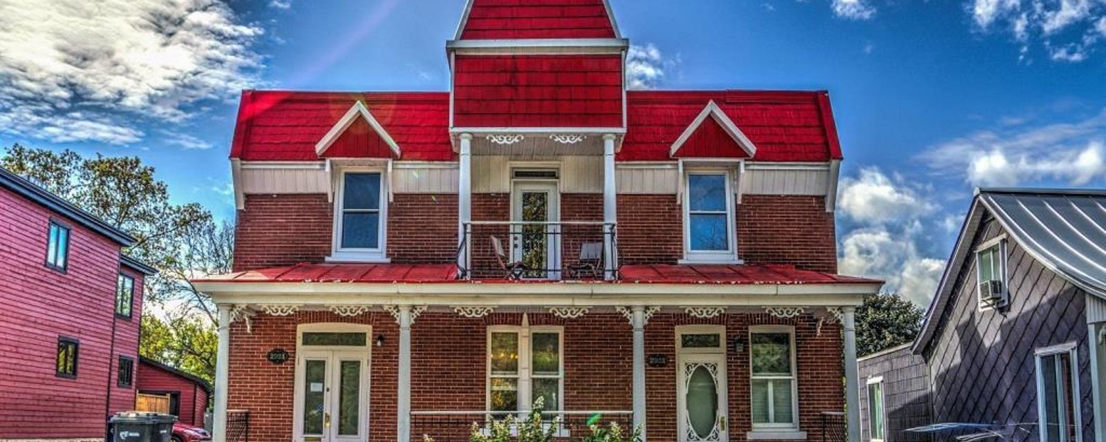 Superbe maison d'allure victorienne à Mascouche avec une jolie cour qui vous réjouira cet été