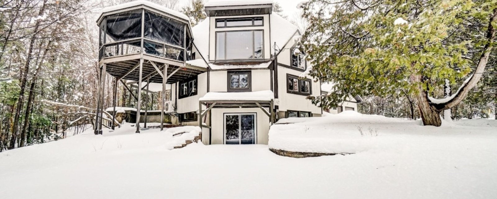 Maison à paliers au look inhabituel sise sur un magnifique terrain privé au bord d'une rivière