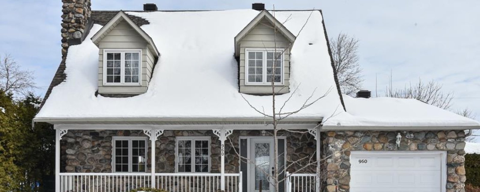 À vendre : la parfaite maison canadienne en pierre près de tous les services et qui fera le bonheur d'une famille