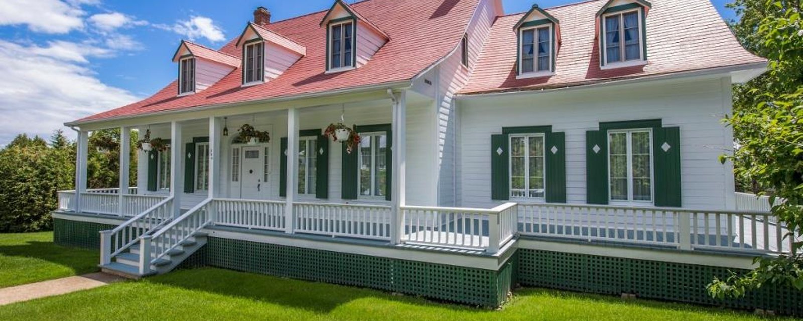 Un secret bien gardé dans Charlevoix! Impressionnante demeure de 1830 venant avec une maisonnette d'invités