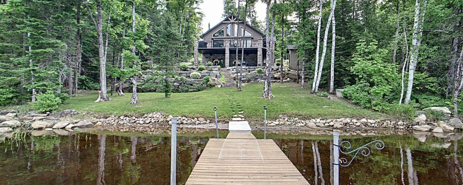 Nature et confort vous attendent dans ce chalet au style contemporain vendu meublé et équipé