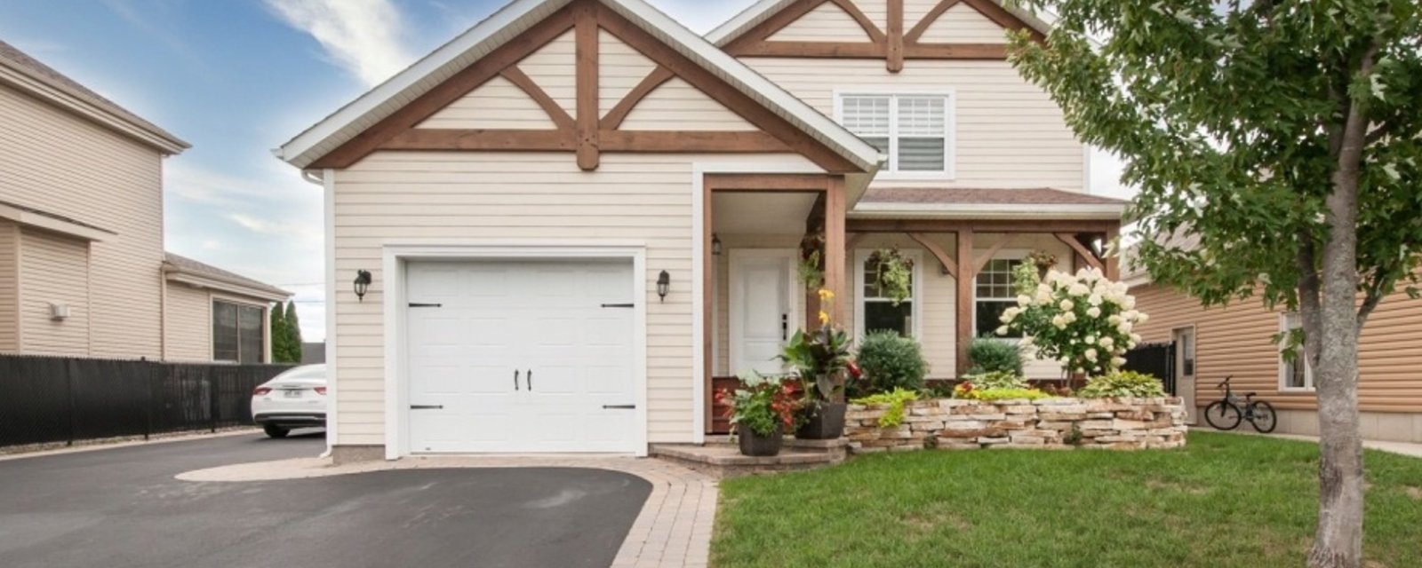 Jolie, conviviale, cette maison de style farmhouse se trouve à environ 30 minutes de Montréal