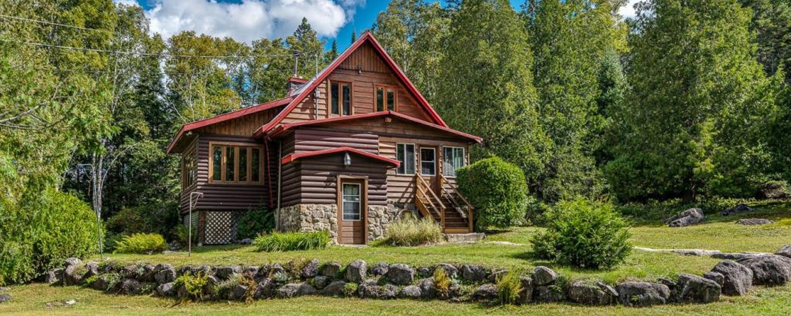 Les grands espaces vous interpellent? Cette spacieuse maison en bois rond et son terrain boisé de 197 453 pi² vous attendent!