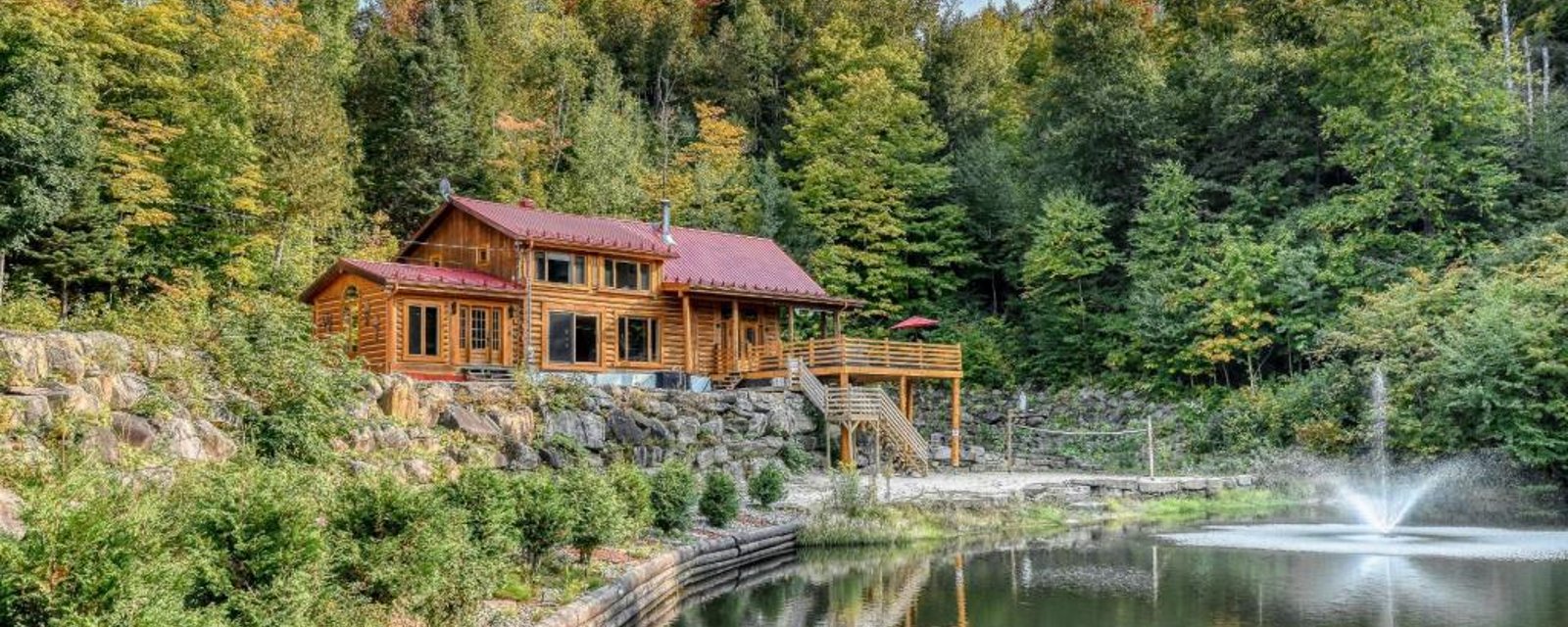 Spacieuse demeure en bois rond dans Lanaudière avec un intérieur élégant, un terrain de volleyball de plage et plus encore