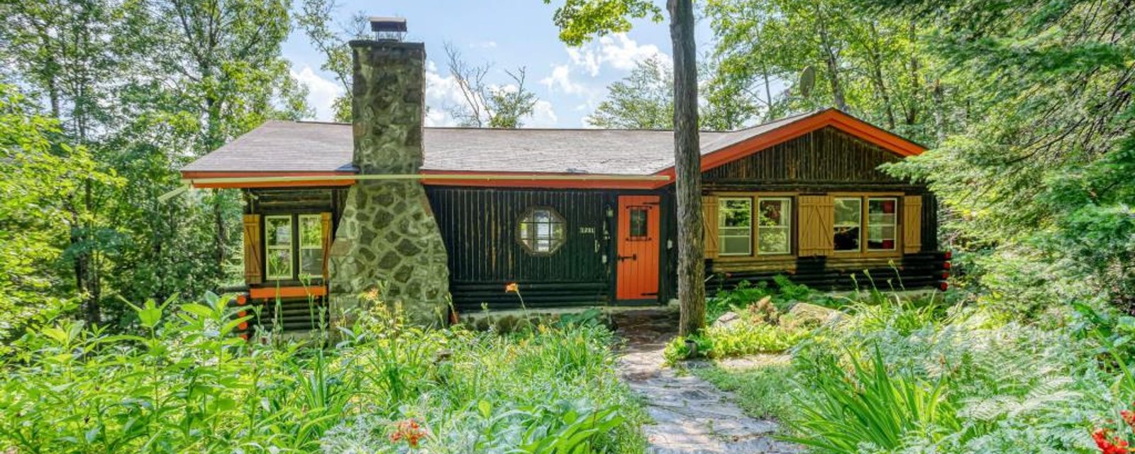 1ère fois sur le marché depuis 1960! Chalet en rondins vendu meublé et surplombant un grand lac