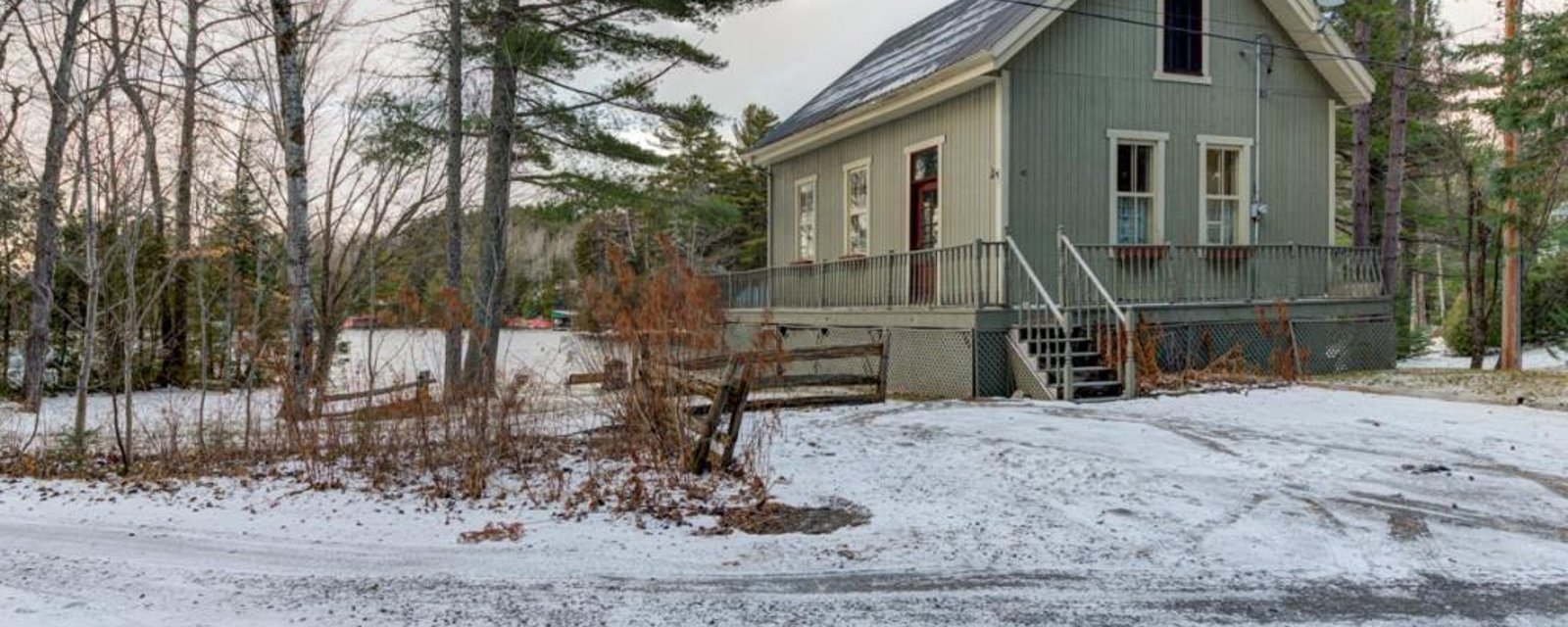 Tout meublé et directement au bord de l'eau! Entrez voir ce chalet doté d'un magnifique cachet ancien