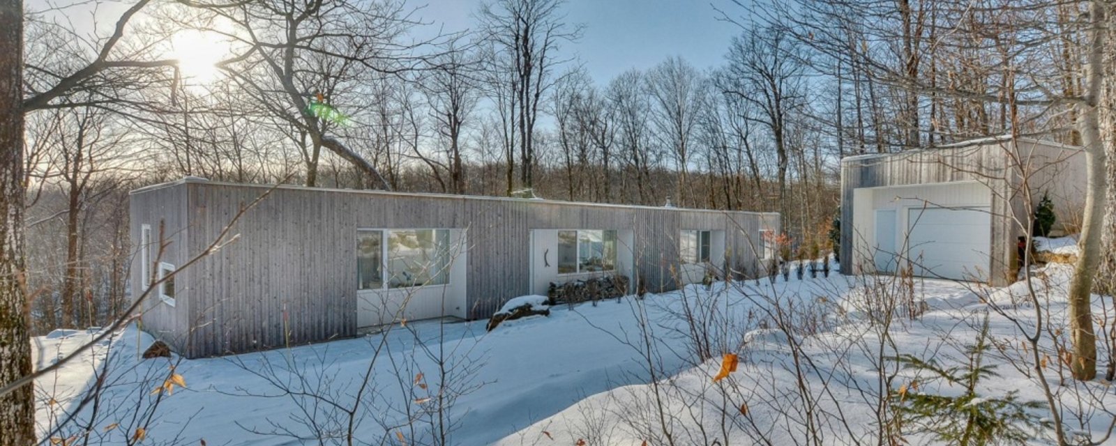 Vivez au cœur de la forêt dans cette sublime maison conçue par une firme montréalaise d'architectes