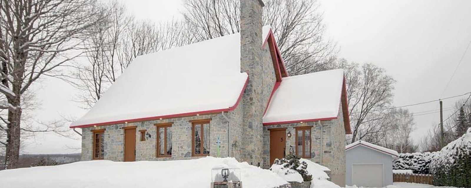 Chaleureuse maison canadienne avec 2 poêles à bois, une possibilité de 4 chambres et une vue sur les montagnes