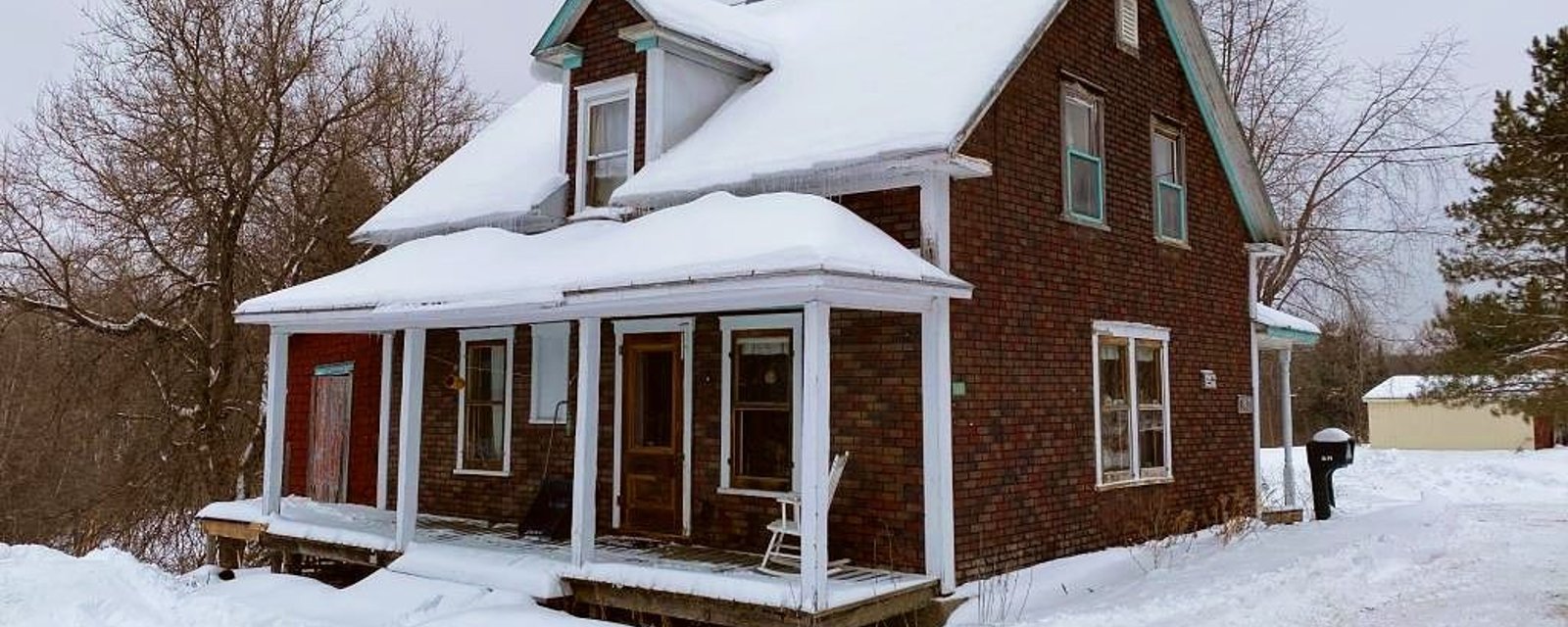 Cottage de 4 chambres avec un joli cachet, un grand terrain et vendu
