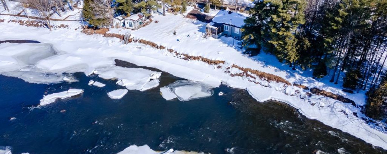 Habitez sur l'Île-aux-Chats! Sympathique intergénérationnelle avec une maisonnette et un poulailler pour 335 000$