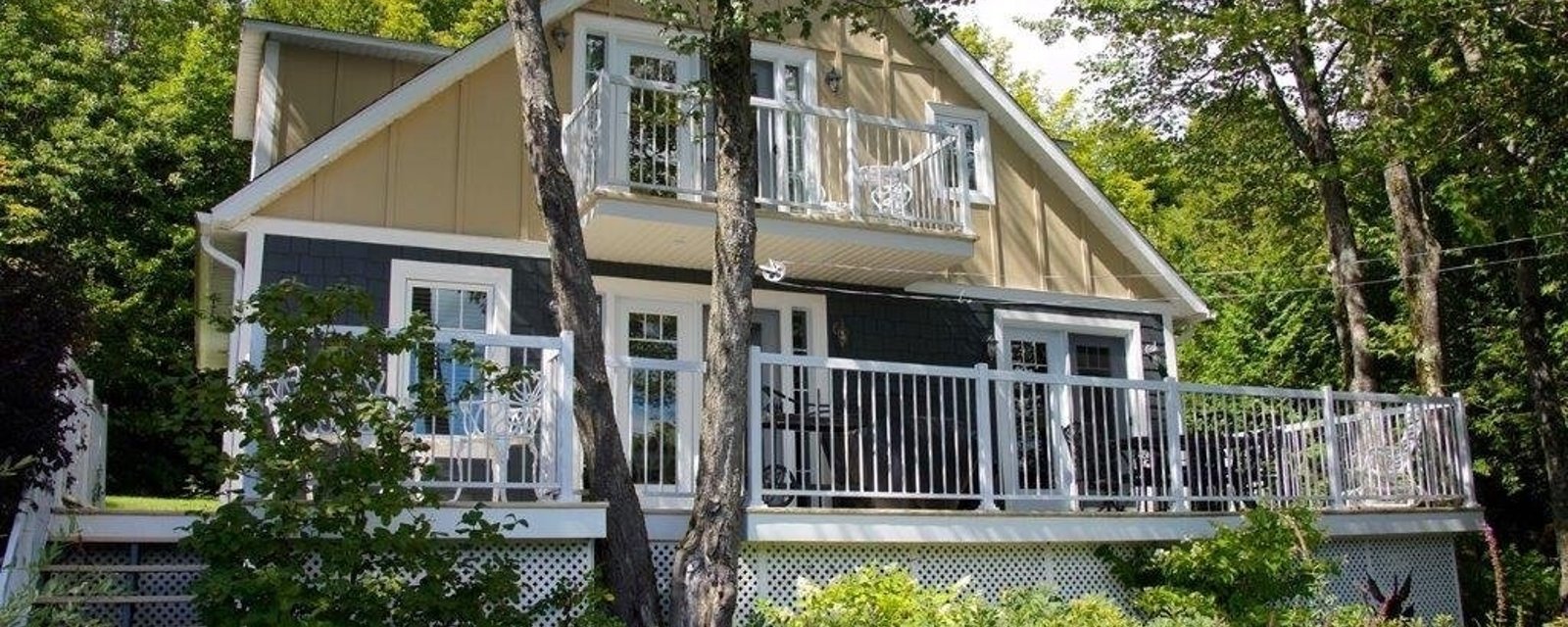 Nouvelle propriété sur le marché! Chaleureuse maison située en bordure du lac Miller 