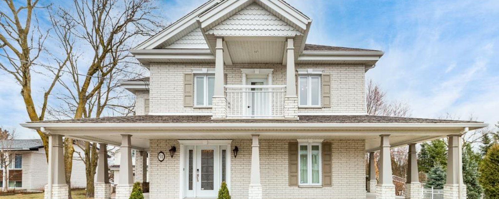 Magnifique, élégante, ravissante; on ne manque pas de mots pour décrire cette résidence de 5 chambres à coucher et 3 salles de bain