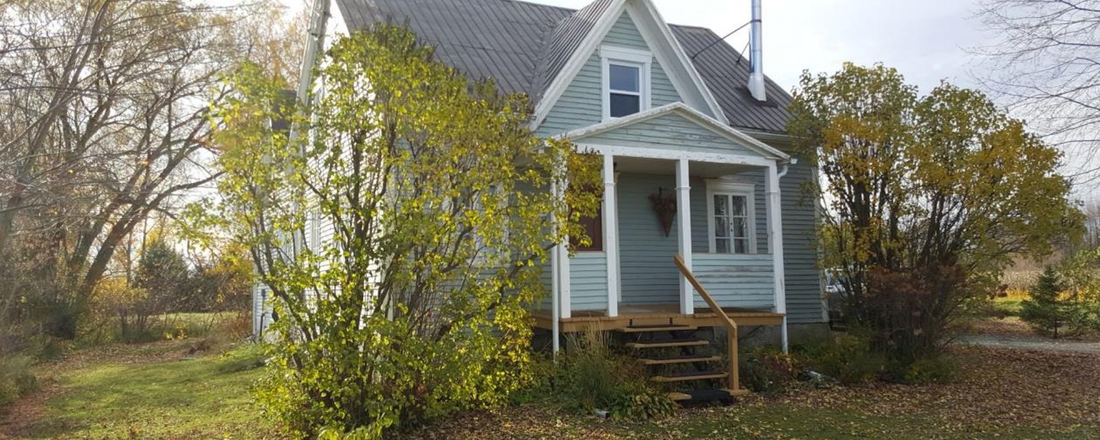 Magnifique cottage ancestral à la campagne! Pour seulement 159 000$, cette maison est située dans un cul-de-sac en toute tranquillité! 