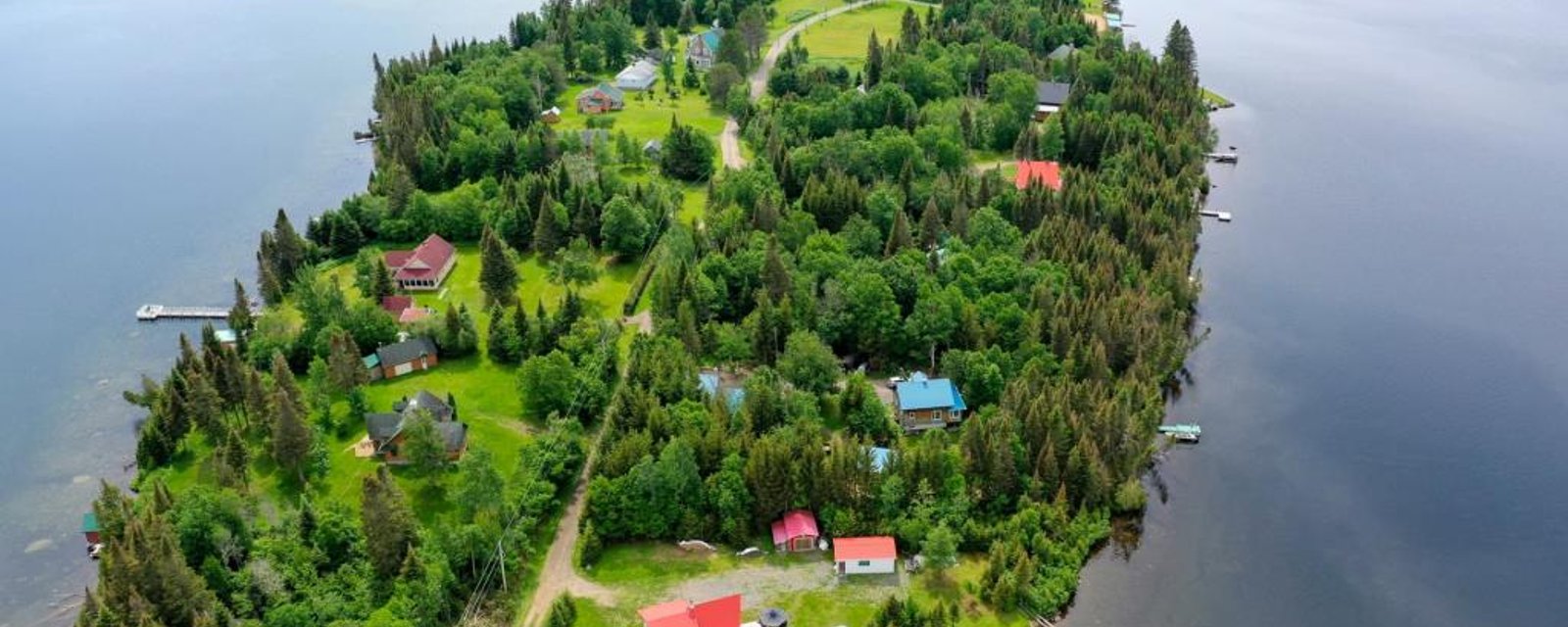 Domaine privé sur une péninsule! Adorable maison en bois rond, loin des voisins, vous offrant un mode de vie privilégié à bas prix! 