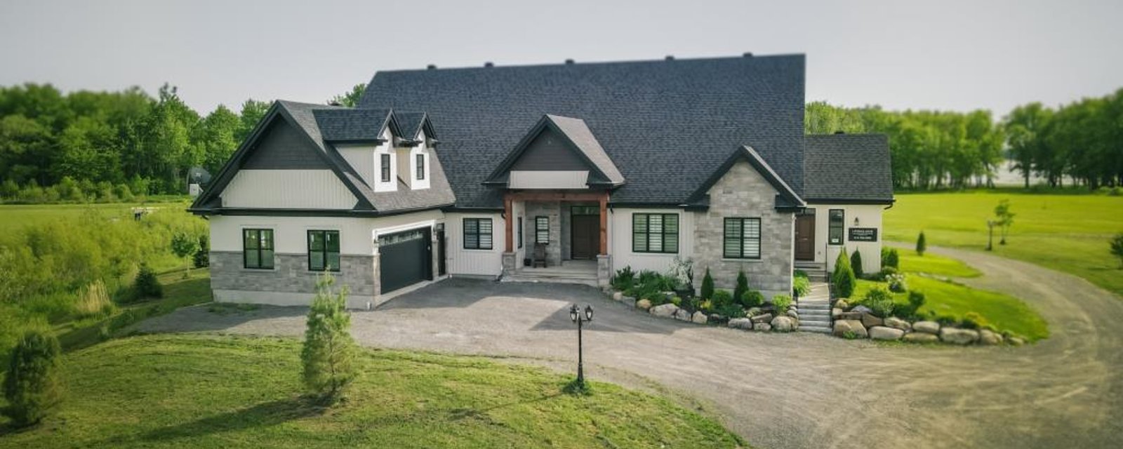 Splendide farmhouse contemporaine de 6 chambres sur un terrain 118 051 pi² à quelques pas d'une baie avec sanctuaire écologique