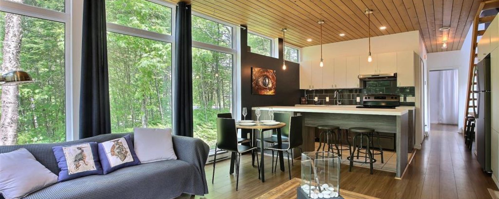 Meublé, équipé, décoré! Splendide chalet contemporain avec yourte d'invités 4 saisons et spa à moins de 315 000$