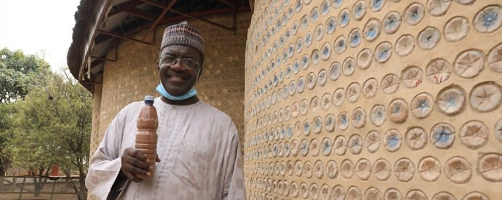 Un homme construit une maison avec près de 15 000 bouteilles de plastique recyclées.