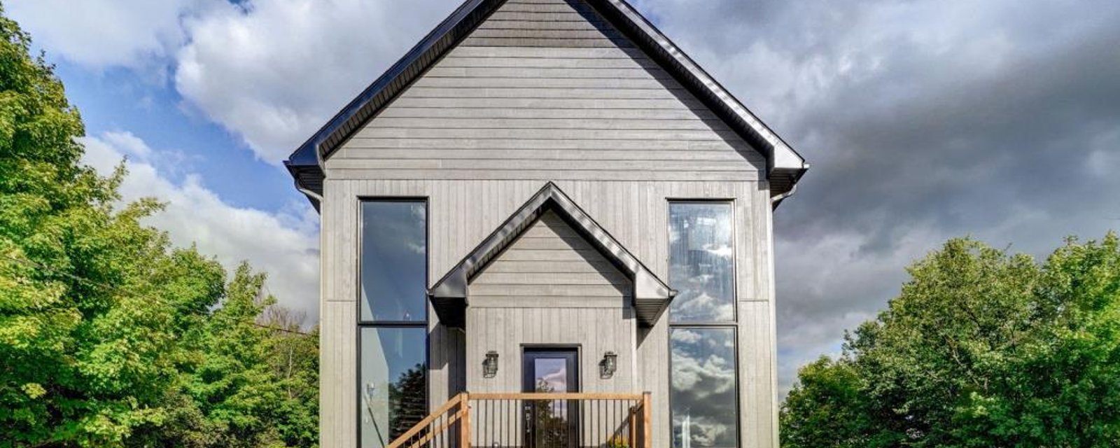 Toute neuve et éblouissante! Contemporaine qui impressionne avec son haut plafond, sa fenestration généreuse et sa vue sur la montagne