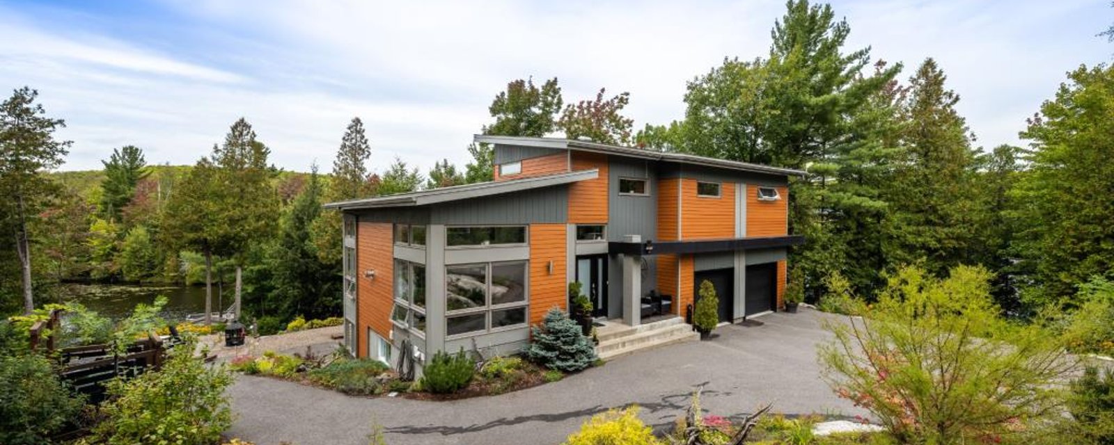 Contemporaine baignée de lumière au bord d'un lac dans un grand domaine naturel: le lieu ultime pour renouer avec la nature!