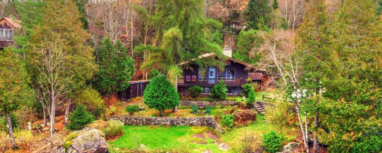 1ère fois sur le marché depuis 1976! Charmant chalet en bordure d'une rivière pour des moments de détente bien mérités