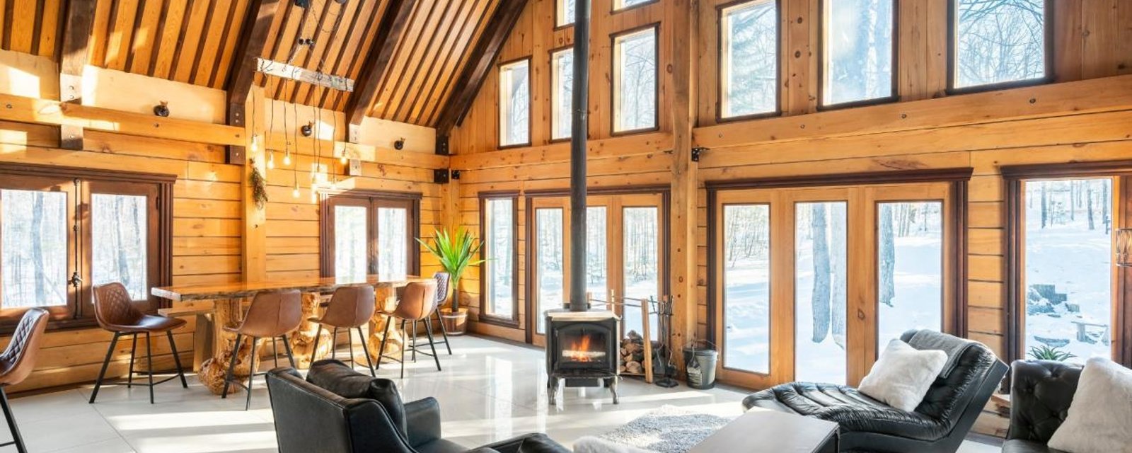  Venez découvrir les autres pièces de cette superbe maison en bois rond vendue avec plusieurs inclusions