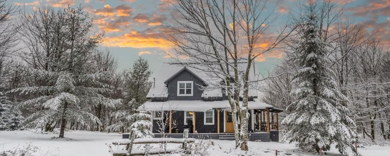 Sublime propriété au décor mi-rustique mi-contemporain nichée dans une oasis naturelle de 238 709 pi²