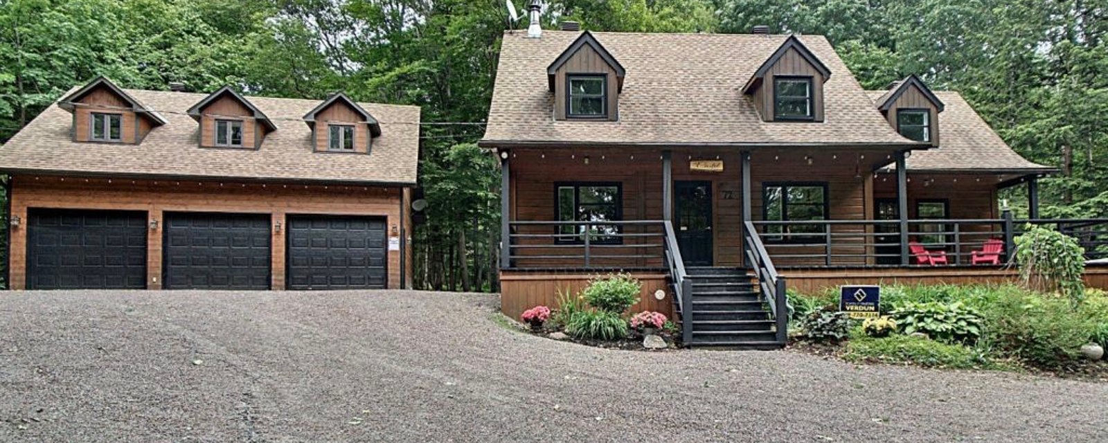 Magnifique maison en bois rond située sur une grande propriété au milieu d'arbres matures et de spectaculaires rochers