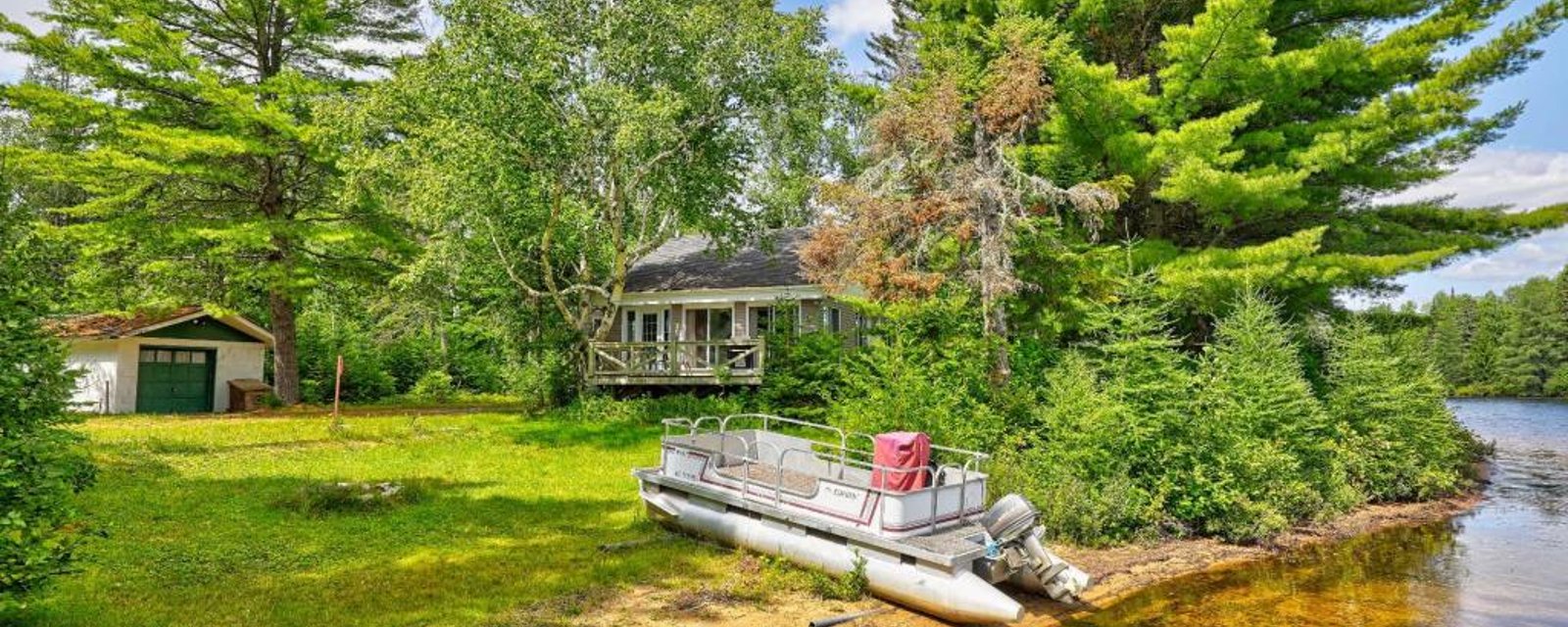 Détendez-vous au bord de l'eau! Splendide chalet rénové, agrandi et meublé sur lot tout intime avec rivage sablonneux