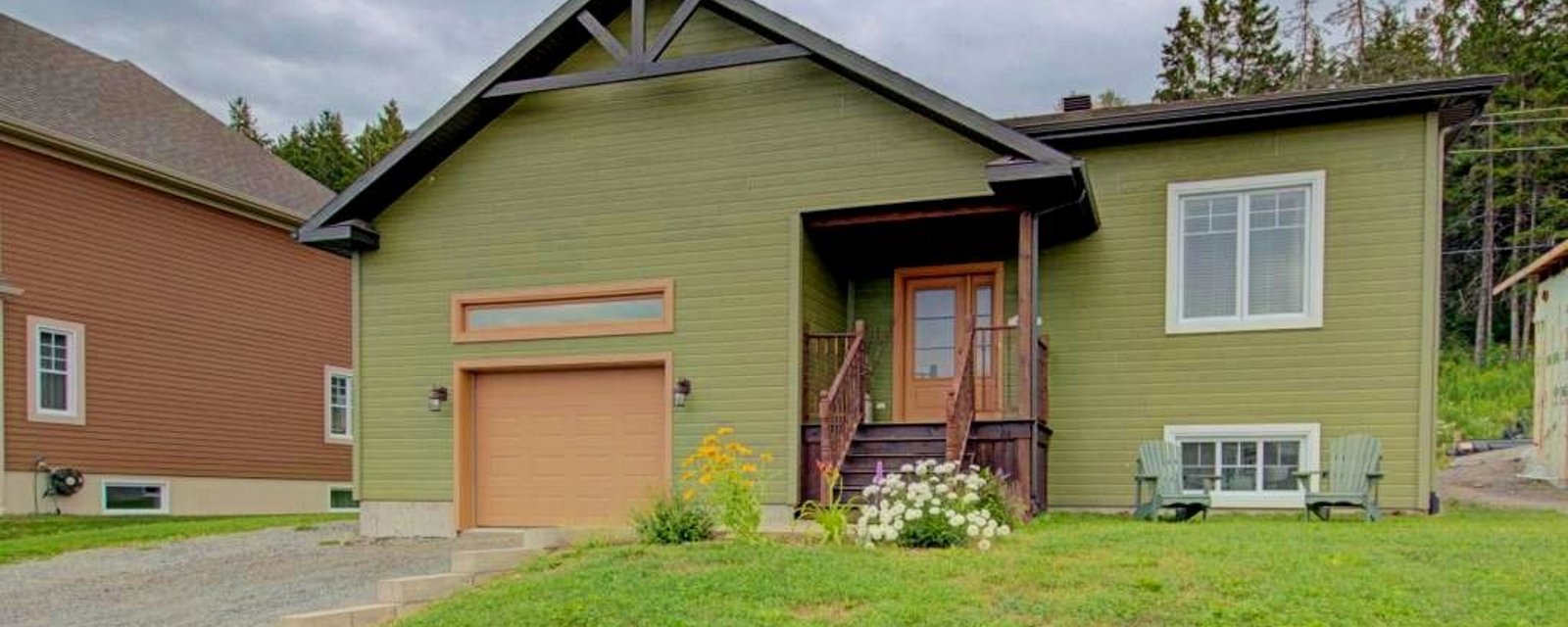 Impeccable cottage douillet et clés en main de 4 chambres, 2 salles de bain avec une grande cour sans voisins arrière