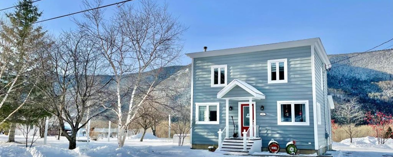 Superbement remise au goût du jour, cette maison de 3 chambres entre champs et montagnes est à vous pour 180 000$