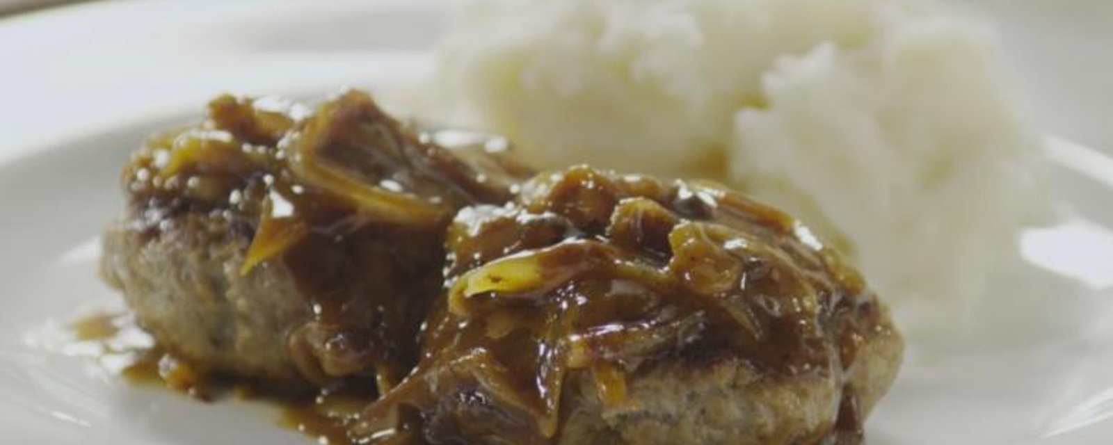 Un grand classique! Apprenez à cuisiner le MEILLEUR hamburger steak aux oignons!