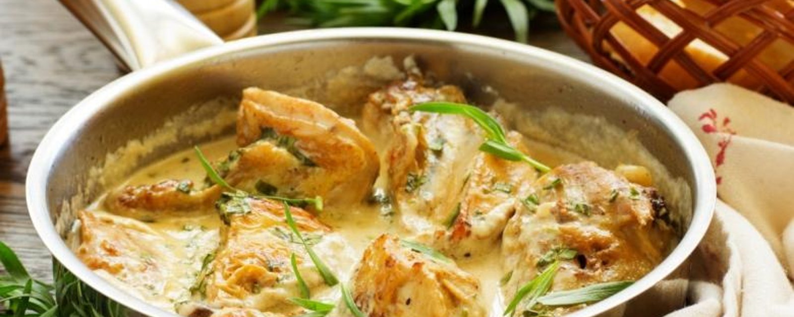 Poitrines de poulet poêlées sauce crémeuse... miel, ail et moutarde de Dijon.