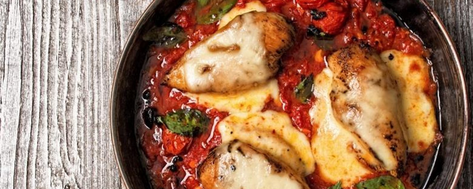 ​Poulet à la tomate italienne, sauce au beurre et basilic