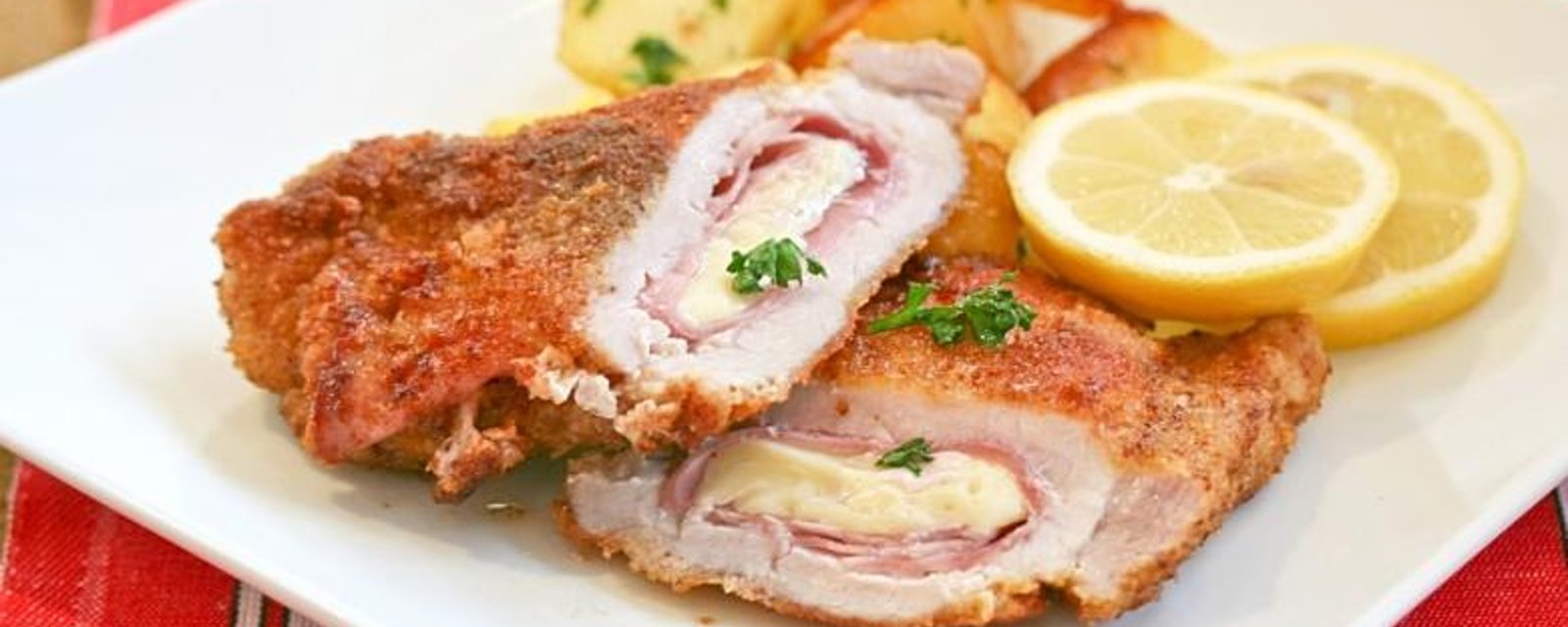 Le poulet cordon-bleu... accompagné d'une sauce à la moutarde de Dijon.