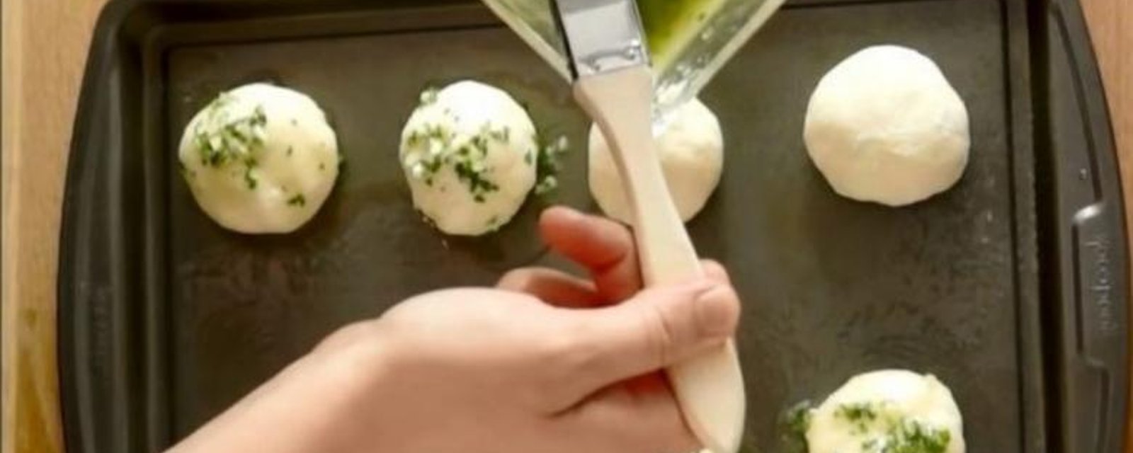 Pain à l'ail, farci au fromage mozzarella ! Une recette facile, mais avant tout IRRÉSISTIBLE