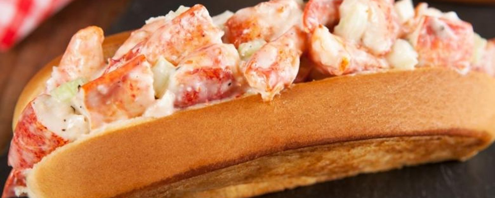 La bouchée de homard parfaite...Le classique lobster rolls