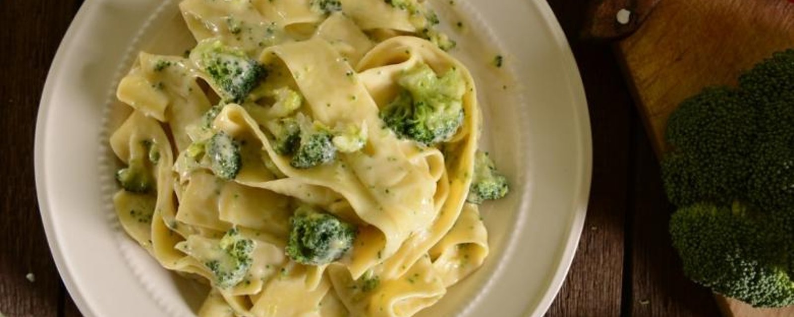 ​One pot pasta de fettucine, sauce au fromage et brocoli