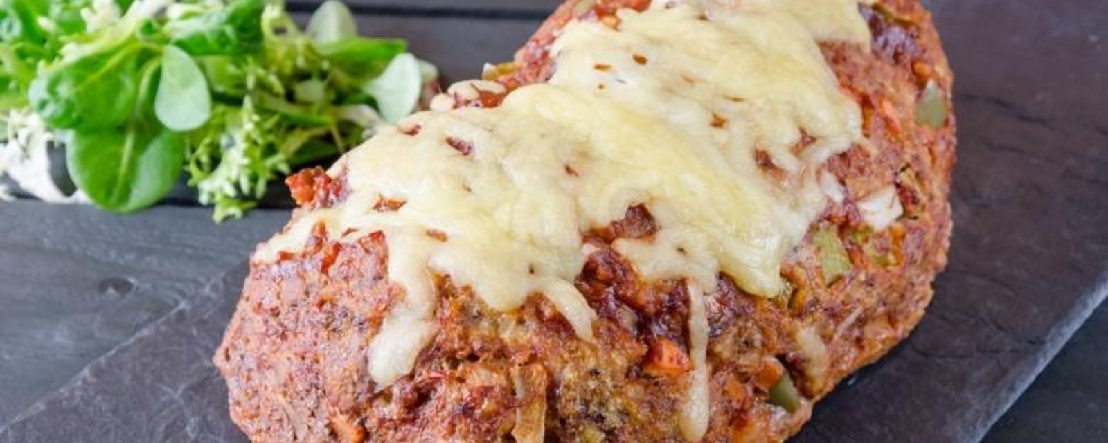 Pain de viande farci à la soupe à l'oignon et gratiné au fromage